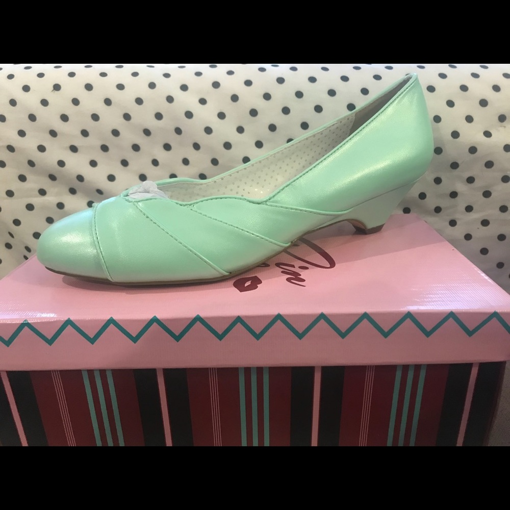 Vintage Style Shoe (discontinued style and color)